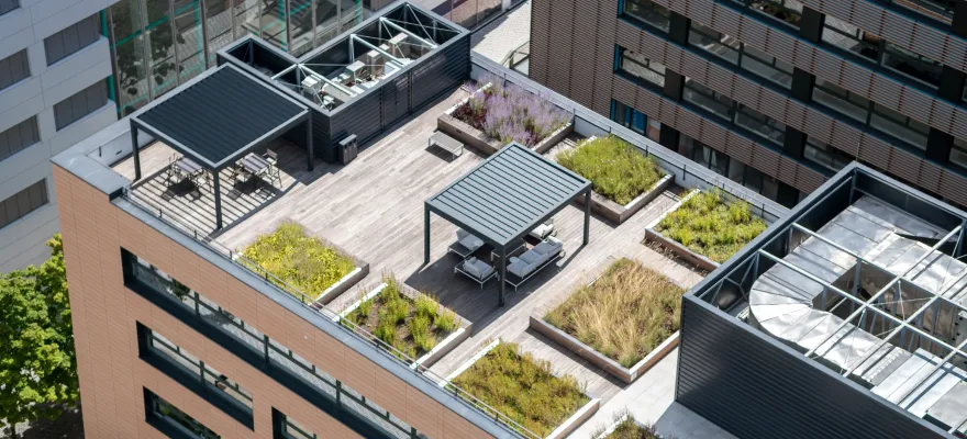 Moderne ökologische Dachbegrünungen auf Bürogebäuden in einer Stadt