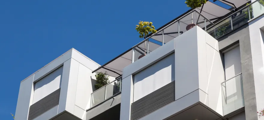 Neubau einer Hausfassade mit Sonnenschutz