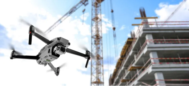 Moderne Drohne fliegt auf einer Baustelle